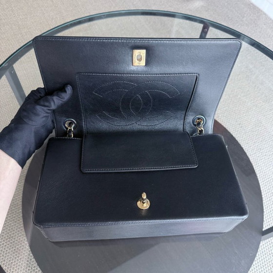 Image 1 of Borsa Chanel Seasonal Flap Mademoiselle - 28 cm in pelle di agnello trapuntata nera con finiture dorate, serie 23