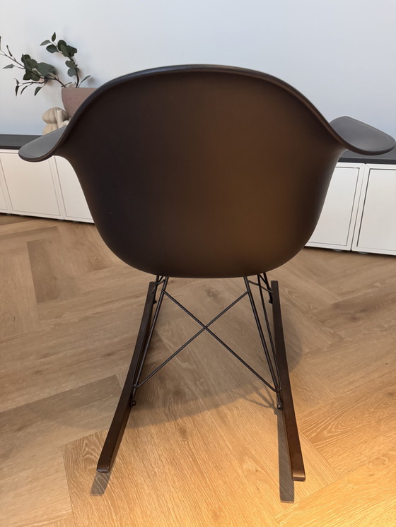 Image 1 of Vitra rar schommelstoel zwart met zwart onderstel et esdoorn walnoot hout onderstel