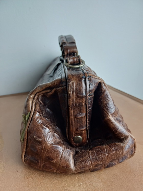 Borsa da Dottore Pelle Stampa Coccodrillo Marrone – Fred de la Bretoniere, Borse a mano, Leather, Metal (photo 5 of 11)