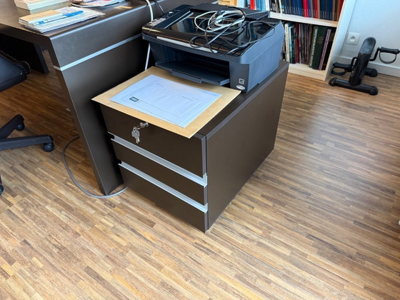 Image 1 of Escritorio moderno marrón oscuro con cajonera, en excelente estado.