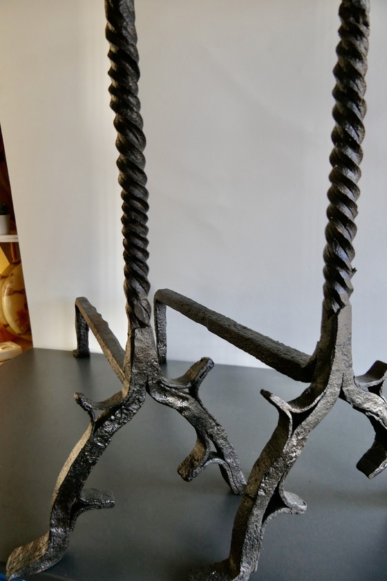 Image 1 of Paire de grands fers à repasser ou boules à feu en fer forgé (Andier)