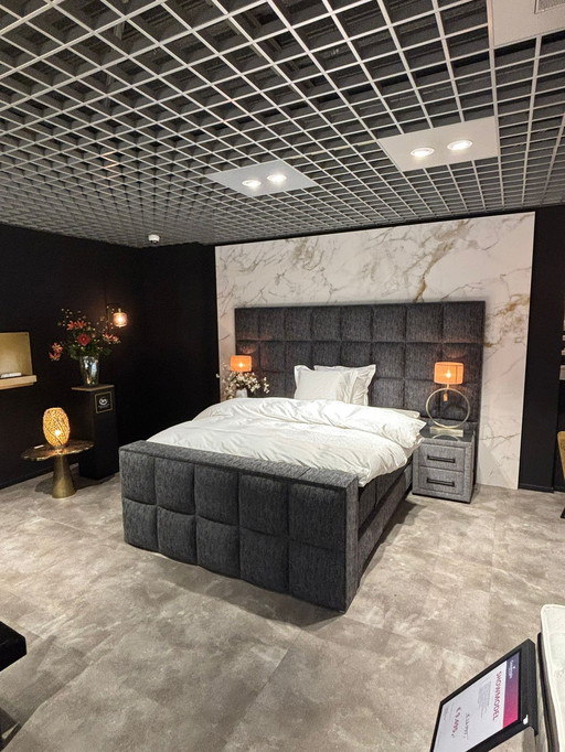 Serta Magnum Extra Grande boxspring - 180x210 met nachtkastje (set van 2)