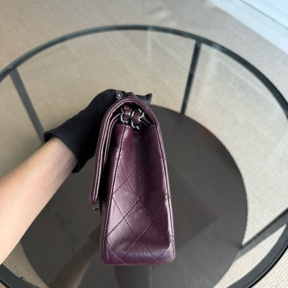 Image 1 of Borsa Chanel Classic Flap Medium - 25 cm in pelle di agnello trapuntata viola con finiture nere, serie 15