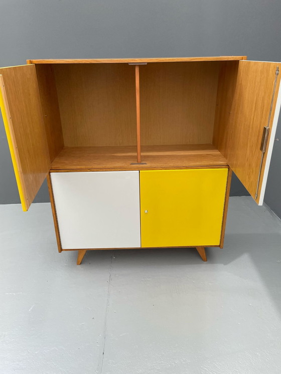 Image 1 of Armoire U-450 en placage de chêne, variante jaune et blanche, Jiří Jiroutek pour Interiér Praha, années 1960