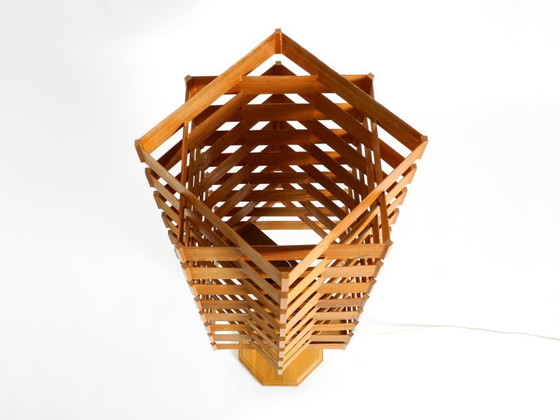 Image 1 of Grote, zeldzame vloer- of tafellamp uit de jaren 60 van grenenfineer — Scandinavische productie | Hoogte 120 cm