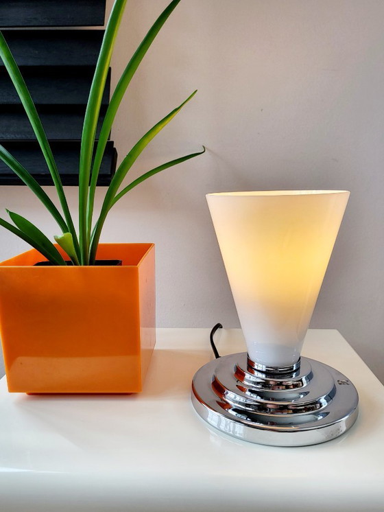 Image 1 of Lámpara de sobremesa con pantalla de cristal y base cromada