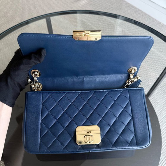 Image 1 of Chanel Chic With Me Medium - Lamsvacht gewatteerd 25 cm Marineblauw Goudkleurige hardware Serie 18