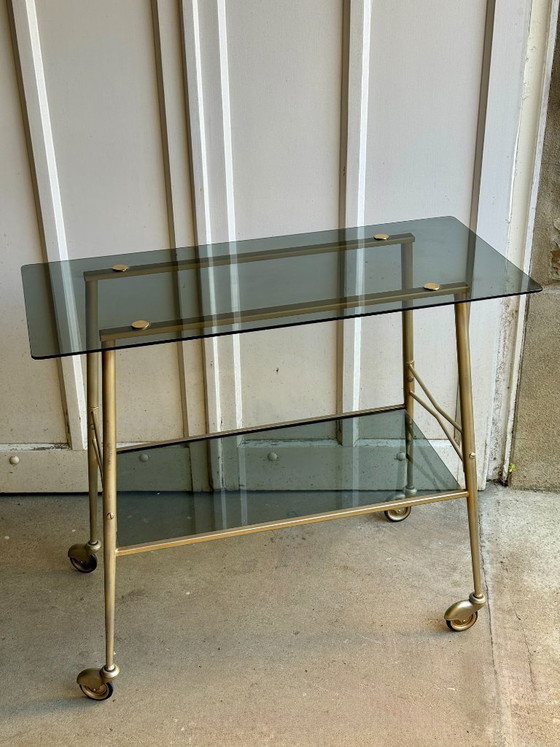 Image 1 of Carrello di servizio a due livelli in vetro fumé e metallo dorato
