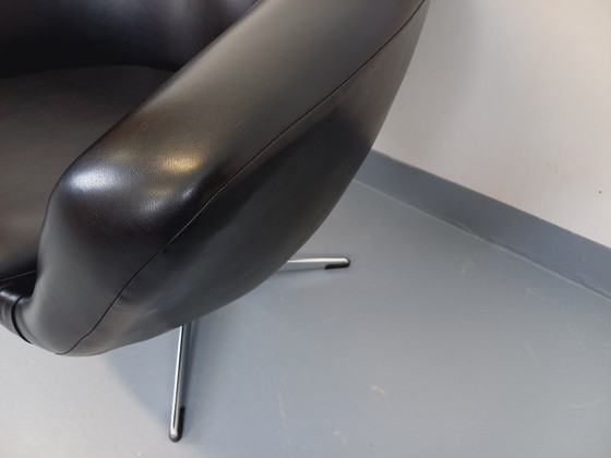 Image 1 of Vintage Scandinavische draaifauteuil van imitatieleer en chroom uit de jaren 70.
