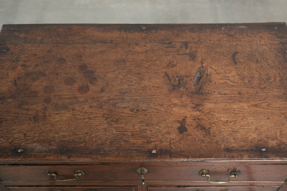 Tavolino basso inglese antico del XVIII secolo, realizzato in rovere con splendide tonalità intense. (photo 7 of 15)