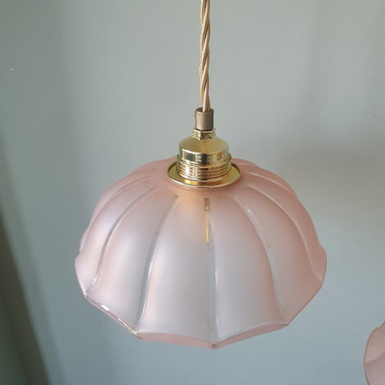 Image 1 of Ensemble de 2 suspensions vintage en verre opalin rose pastel, élégantes en forme de rosace.