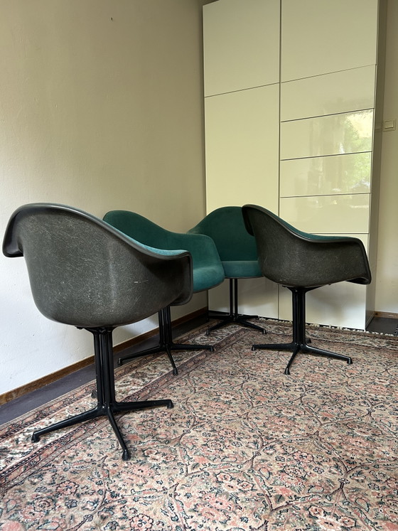 4 Originele Charles & Ray Eames Fiberglass fauteuils van Herman Miller (+/- 1970) – Kuipstoelen (photo 4 of 5)