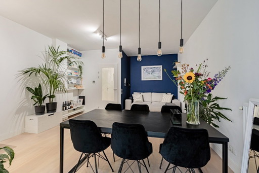 Mesa de comedor Kas20 de roble negro con diseño de espiga