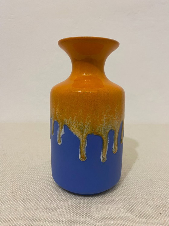 Keramieken vaas met oranje druipglazuur, KIL Liboje, Vazen, Blauw, Vintage (foto 2 van 7)