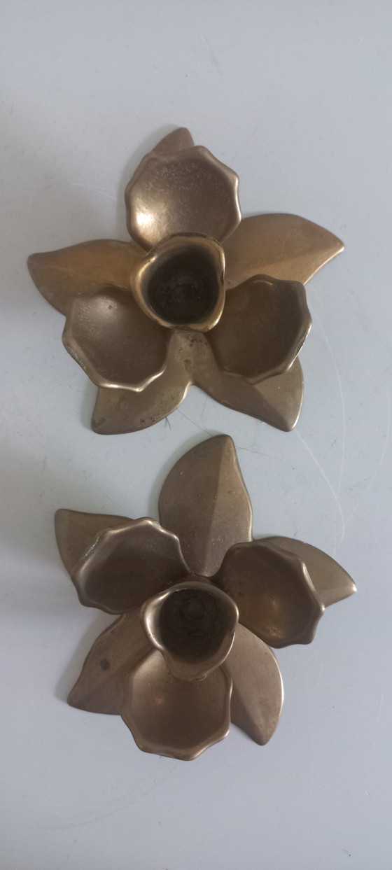 Juego de candelabros de latón con forma de flor de estilo moderno de mediados de siglo – Portavelas, Brass (photo 5 of 6)