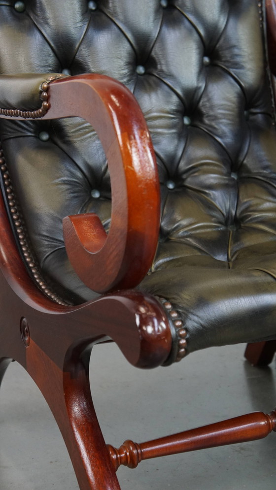 Image 1 of 2 poltrone Chesterfield inglesi in pelle di mucca verde con legno