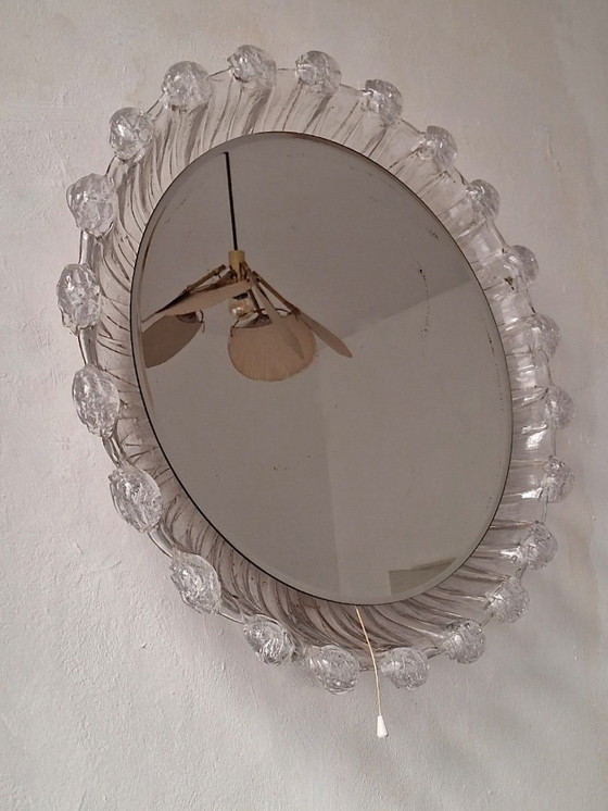 Image 1 of Grande specchio da parete circolare illuminato e bisellato in vetro acrilico color ghiaccio fuso, anni '70