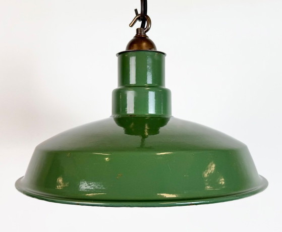 Image 1 of Industriële Britse hanglamp van groen emaille, jaren 60