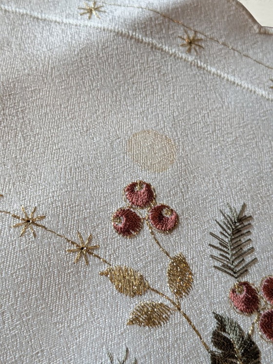 Image 1 of Ovale Vintage Weihnachts-Tischdecke von SANDER – Weiß mit grün/rot/goldenem Dekor