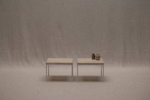 Conjunto de dos mesas auxiliares modernistas en travertino y cromo - años 70