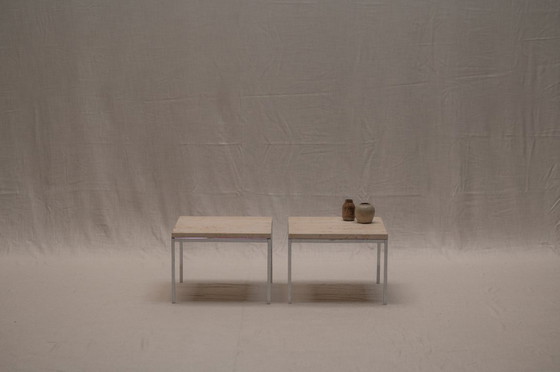 Image 1 of Ensemble de deux tables d'appoint modernistes en travertin et chrome - années 1970