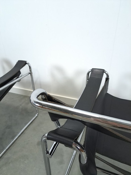 Image 1 of Réplica de la silla Wassily con cuero negro y cromo