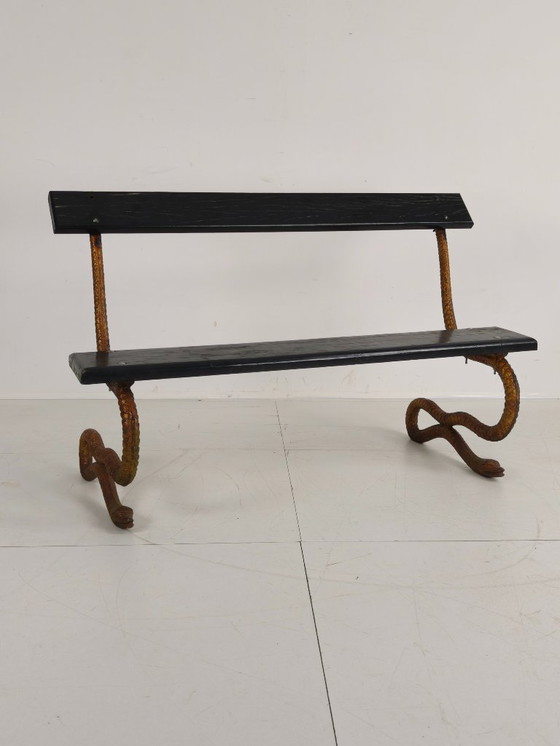 Image 1 of Banco de jardín victoriano antiguo de hierro fundido con forma de serpiente y ventana salediza.