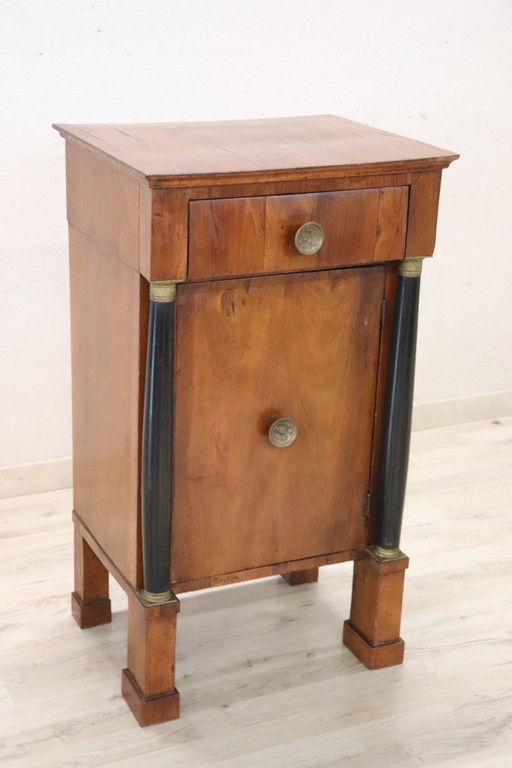 Antico comodino in noce, Italia, inizio XIX secolo