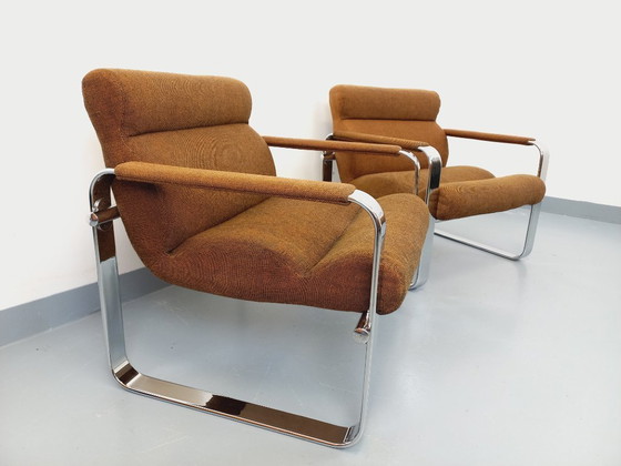 Image 1 of Een paar vintage Eero Aarnio fauteuils voor Framac, uitgevoerd in stof en chroom, uit de jaren 60 en 70.