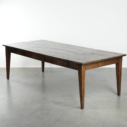 Grote boeren eettafel van sfeervol iepenhout met een prachtig patina uitgevoerd met drie lades