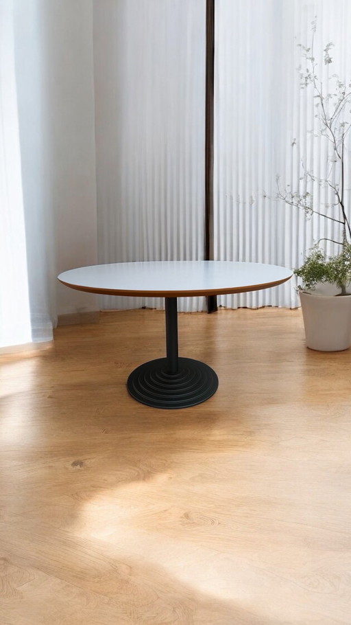 Round Artifort table
