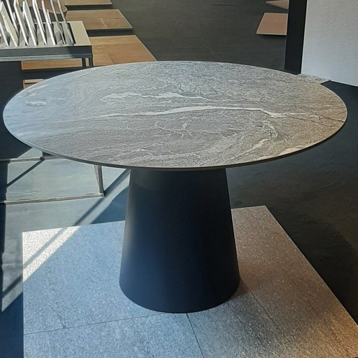 Outdoor dining table made of Pietra Di Vals porcelain stoneware – eettafels, Metal, Ceramic