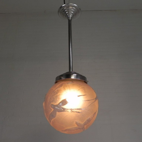 Image 1 of Art Deco hanglamp met geetste glazen bol met meerdere vogels, zwaluwen, jaren 30