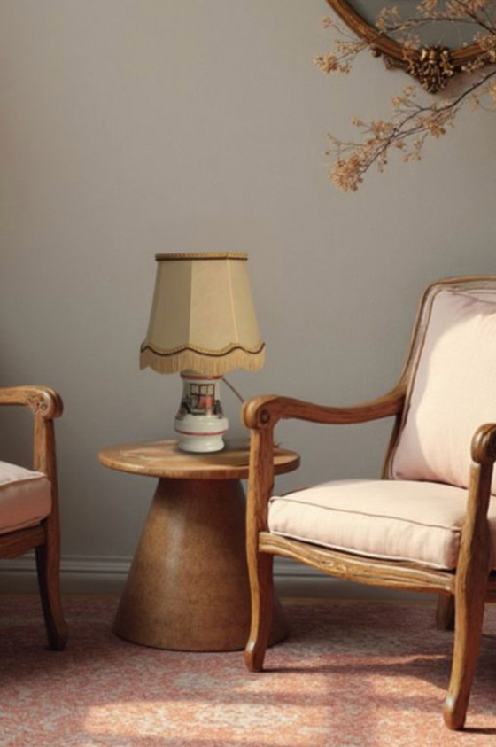 Image 1 of Lampe en porcelaine de Limoges peinte à la main – Décor automobile ancien – Abat-jour à franges