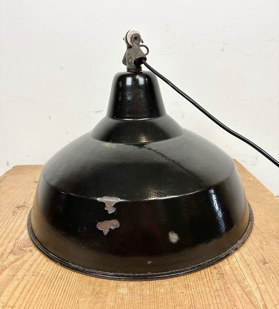 Image 1 of Industriële zwarte geëmailleerde fabriekslamp met gietijzeren bovenkant, jaren 50