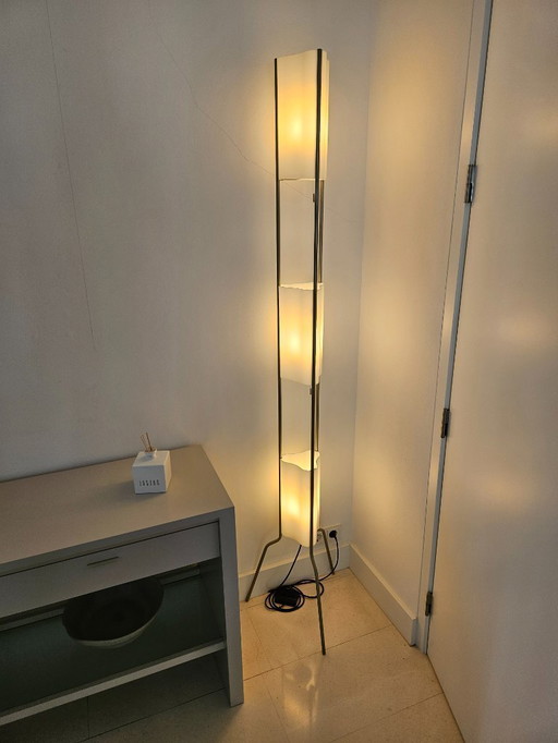 Vloerlamp Foscarini Totem ontworpen door Valerio Bottini