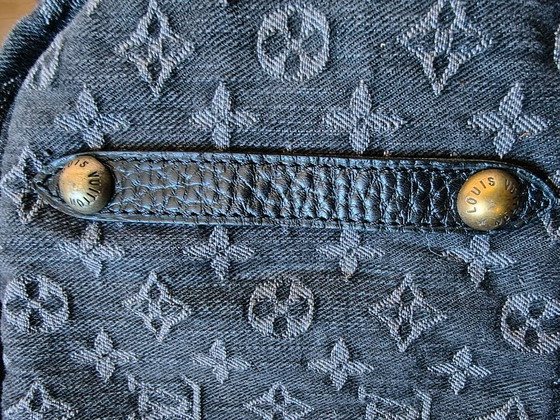 Image 1 of Sac hobo Louis Vuitton Surya Monogram en denim noir XL