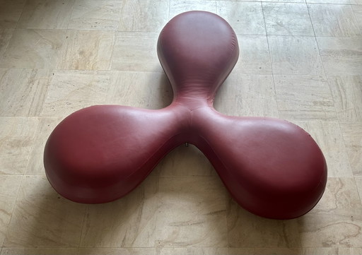 Puf de cuero burdeos "Link" de Lowie Vermeersch para Durlet