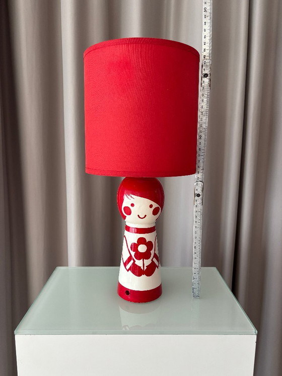 Tischlampe mit puppenförmigem Sockel, Rot und Weiß, Tischlampen, Holz, Stoff, Vintage (Foto 5 von 12)