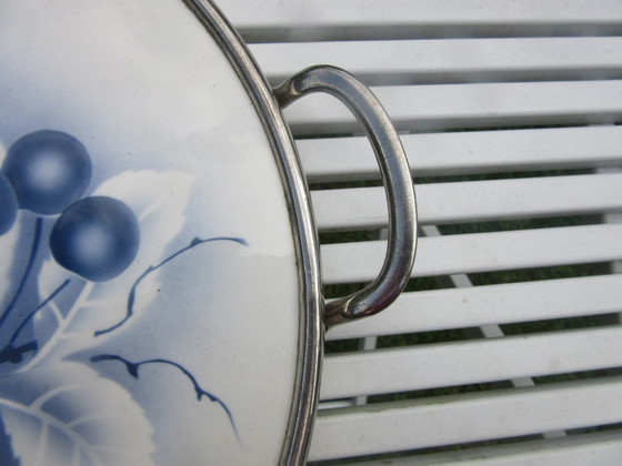 Image 1 of Vassoio rotondo vintage in ceramica e metallo, probabilmente di produzione olandese.
