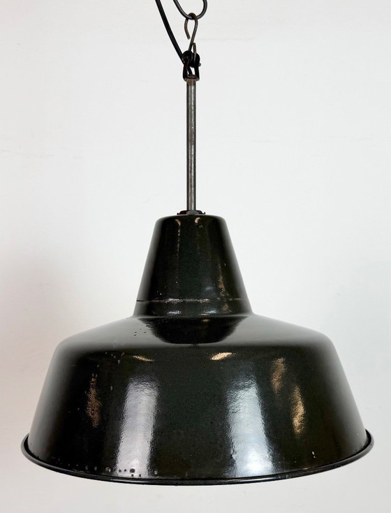 Image 1 of Industriële zwarte emaille fabriekslamp met ijzeren bovenkant, jaren 1950
