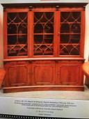 Mahonie gebogen kast met astraal glas