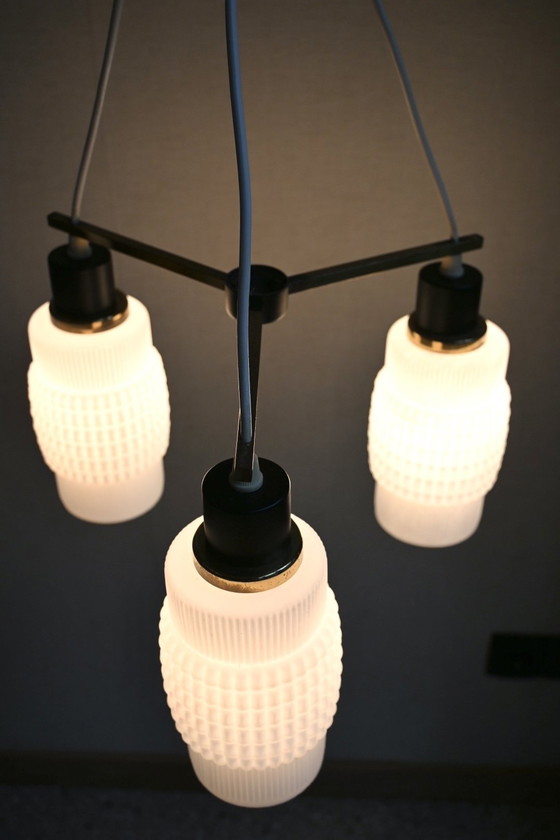 Image 1 of Lámpara colgante de los años 60, cristal opalino/latón/geometría