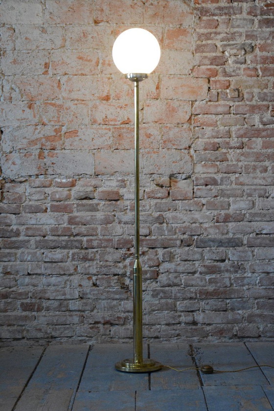 Gerestaureerde staande lamp uit het midden van de 20e eeuw, messing, opaalglas, Frankrijk, jaren 60. (photo 7 of 10)