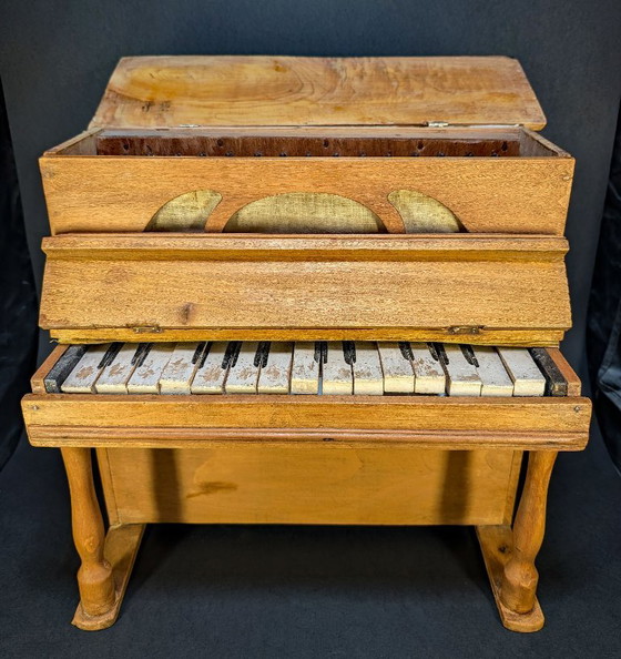 Antiguo piano de juguete de madera – Objetos decorativos, Metal, Textil (photo 3 of 6)