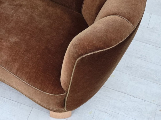Image 1 of Sofá curvo danés de 2 plazas, década de 1960, tapizado en terciopelo marrón.