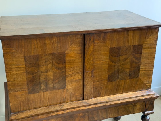 Image 1 of Elegante gabinete con patas en cruz de nogal del siglo XVII