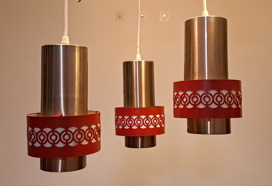 Image 1 of Ensemble de 3 suspensions Nettelhoff – Laiton et rouge – Style moderne du milieu du siècle, années 1960/70