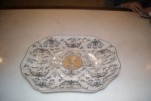 Plat de service en porcelaine de la famille royale