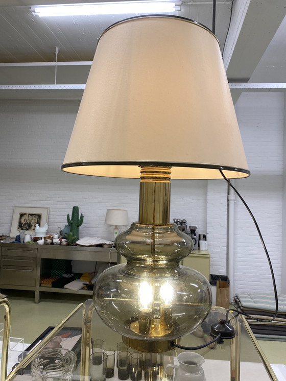Image 1 of Wunderschöne Doria Leuchten Lampe mit rauchglasfarbenem Lampenfuß und cremefarbenem Lampenschirm